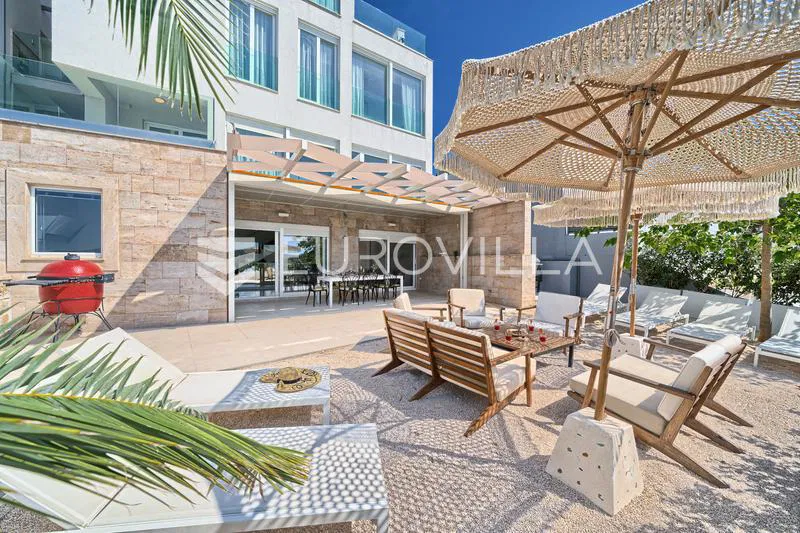 Trogir, Čiovo, vila prvi red uz more za kratkoročan najam