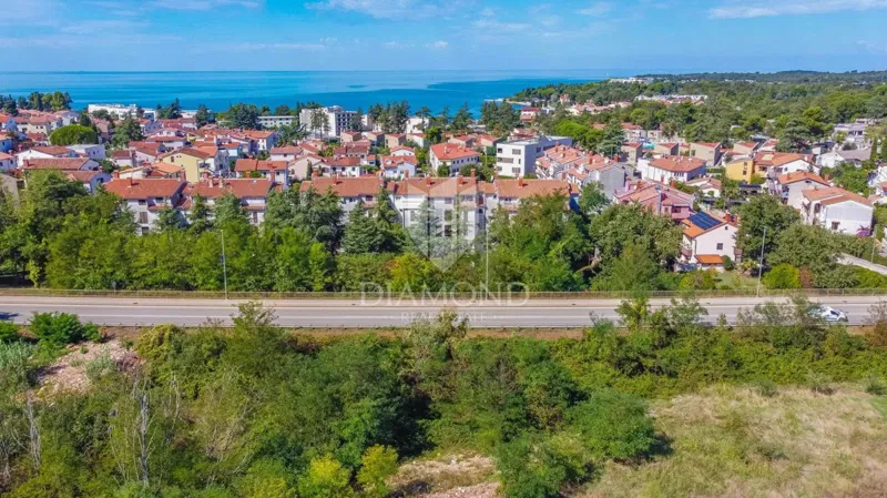 Poreč, zemljište 300m od mora i sadržaja!