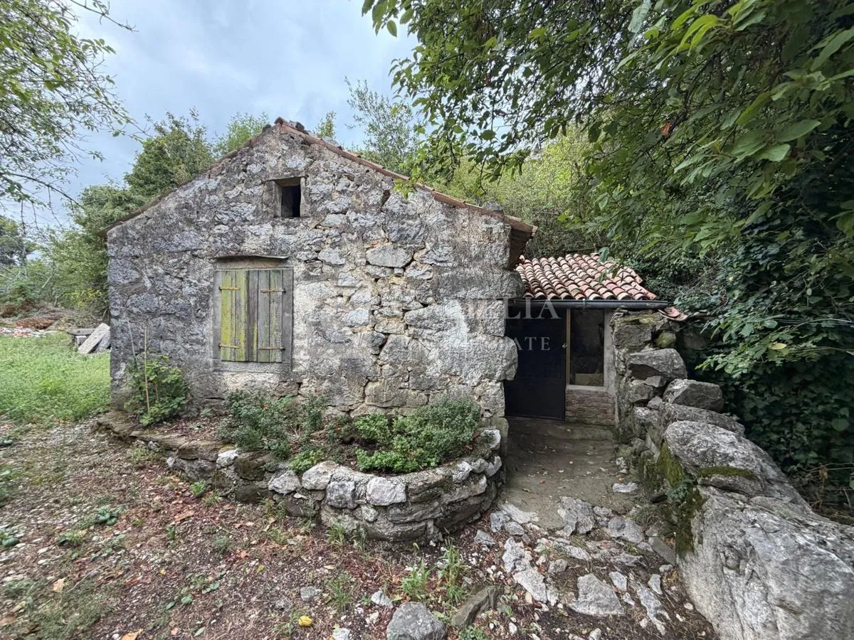 Istra, okolica Buzeta mala kamena starina sa uporabnom dozvolom
