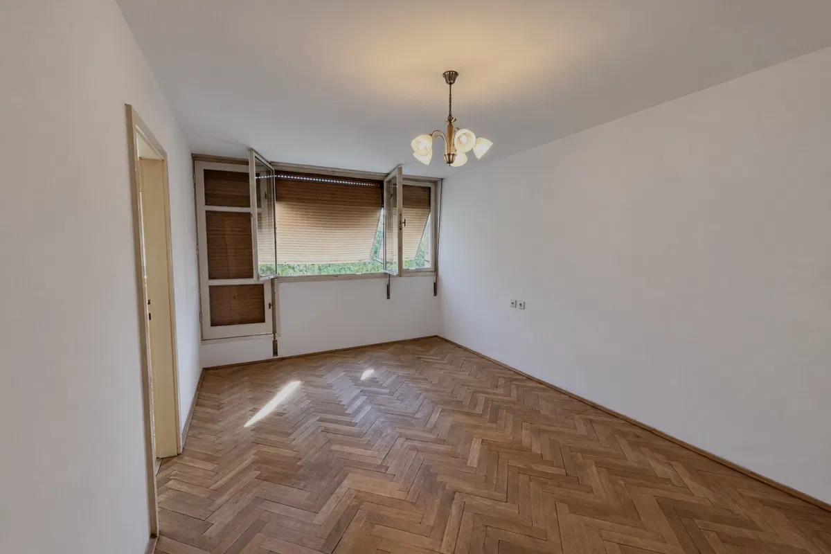 Dvosoban stan za renovaciju na odličnoj lokaciji