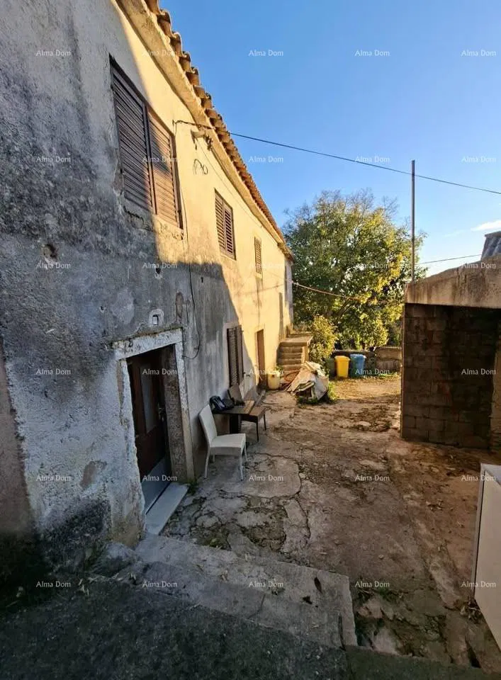 Stara kamena kuća s okućnicom, blizu Pazina