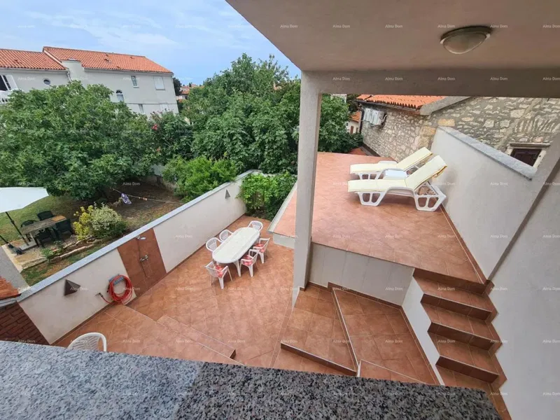 Kuća s pomoćnim objektom. Medulin. Centar. Jako dobra prilika  za investiciju.