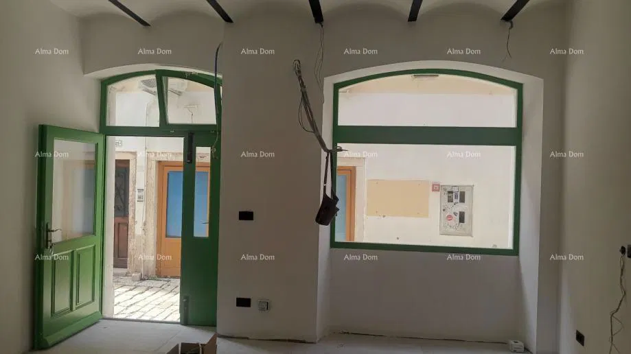 POSLOVNI PROSTOR V CENTRU ROVINJA – 32 m²