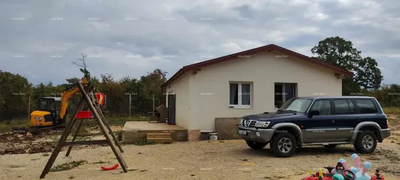 Verkauf eines großen Baugrundstücks mit einem Haus und einem Projekt zum Bau einer weiteren Villa, Svetvinčenat