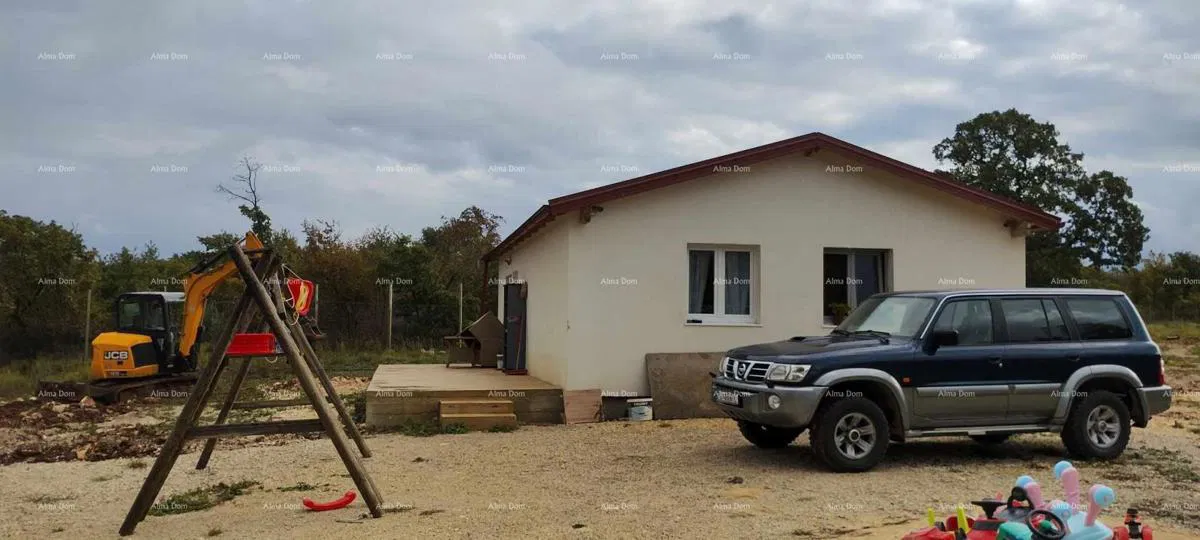 Prodaja velikog građevinskog zemljišta sa kućom i građevinskom dozvolom  za izgradnju dodatne vile, Svetvinčenat