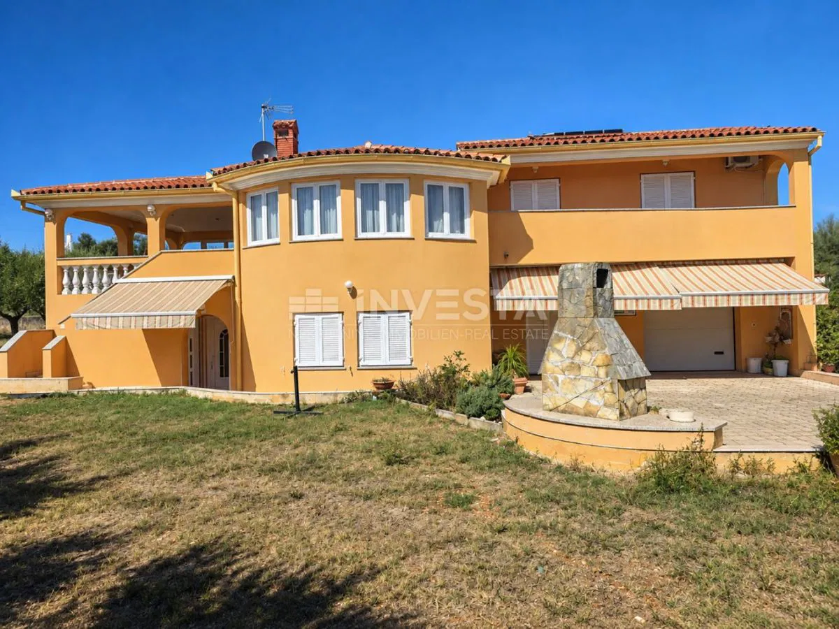 Barbariga, namještena kuća, 3 stambene jedinice, 2200 m2 dvorište, 800 m od mora