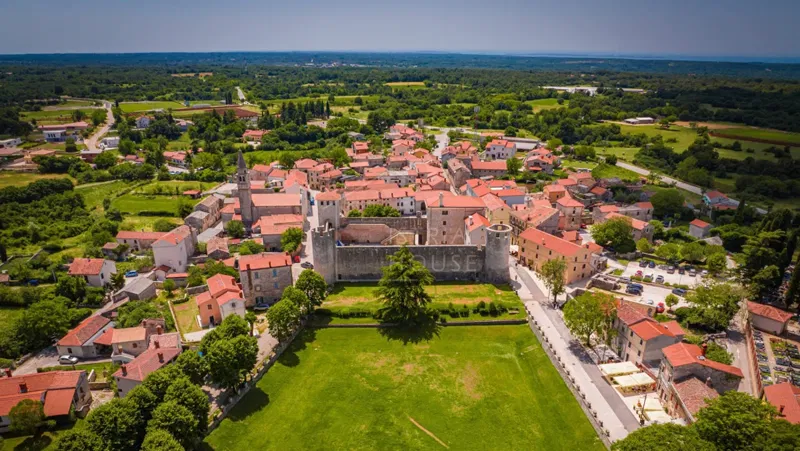 Svetvinčenat, dintorni, ampio terreno edificabile con grande potenziale