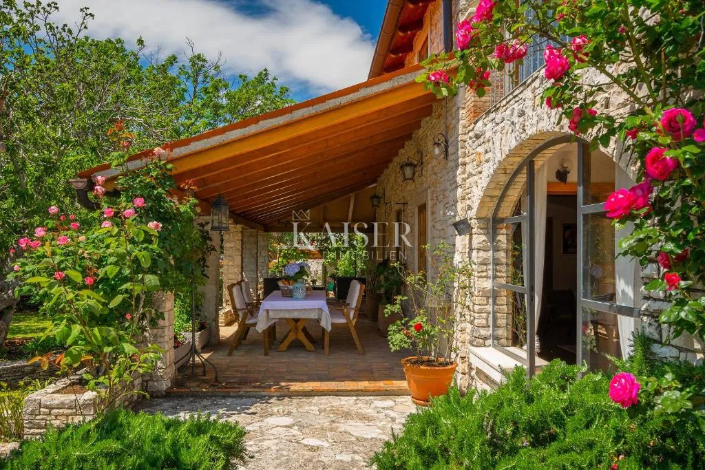 Istria, Svetvinčenat - affascinante casa in pietra di 145 m² con due unità abitative e 1.600 m² di giardino