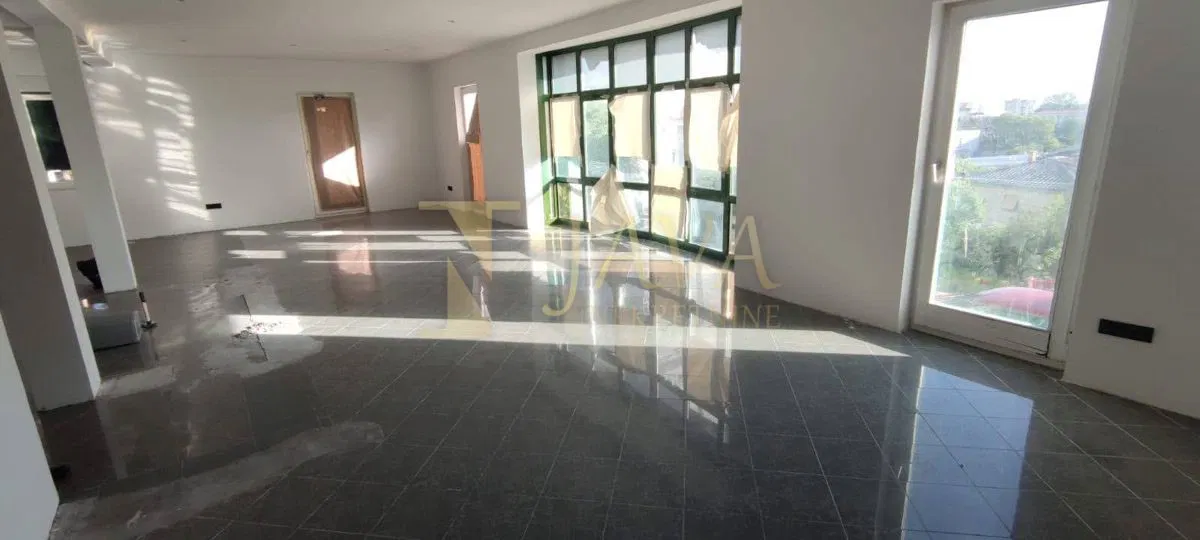 DONJA VEŽICA 110 m² U VISOKOM PRIZEMLJU NA FREKVENTNOJ LOKACIJI