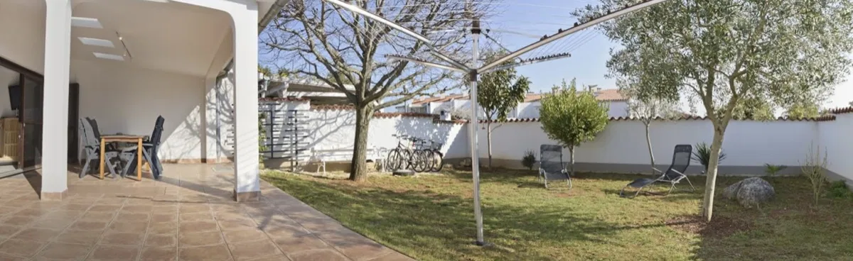 BARBARIGA – DVA ODVOJENA APARTMANA 400 M OD MORA, VRT, TERASE I PRIVATNI PARKING!