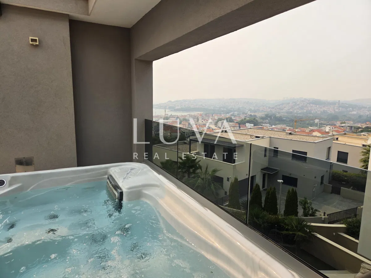 Split, Strožanac, moderna kuća 300 m2 s bazenom, za najam