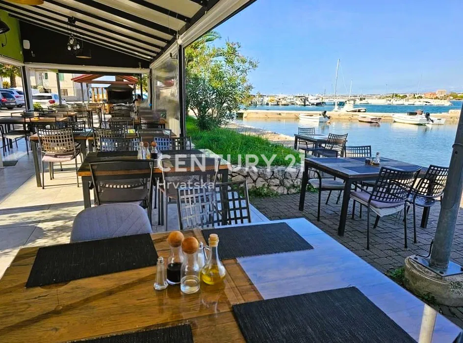 Bibinje, restoran i dva apartmana, prvi red do mora