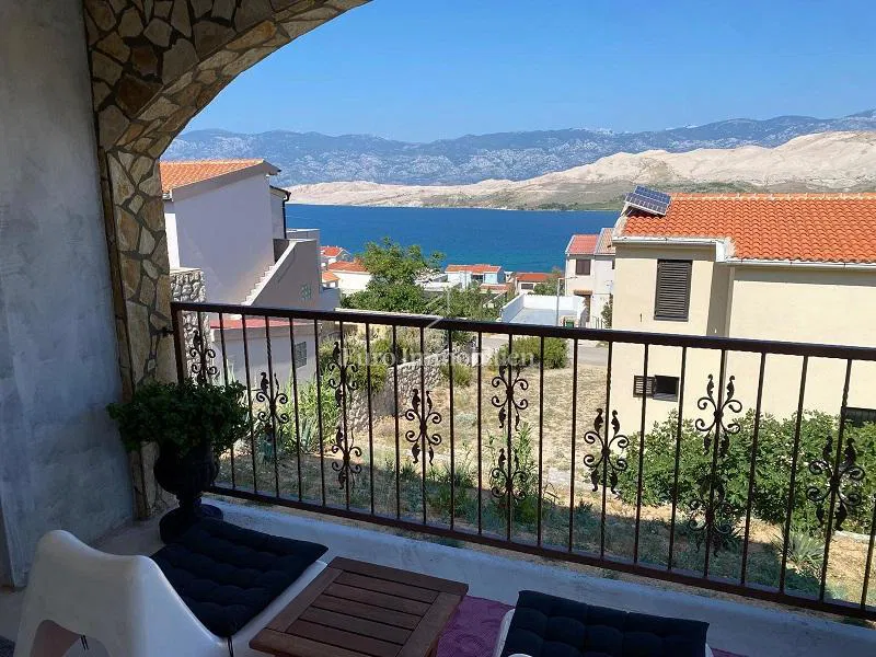 Pag – kuća s dva apartmana i pogledom na more