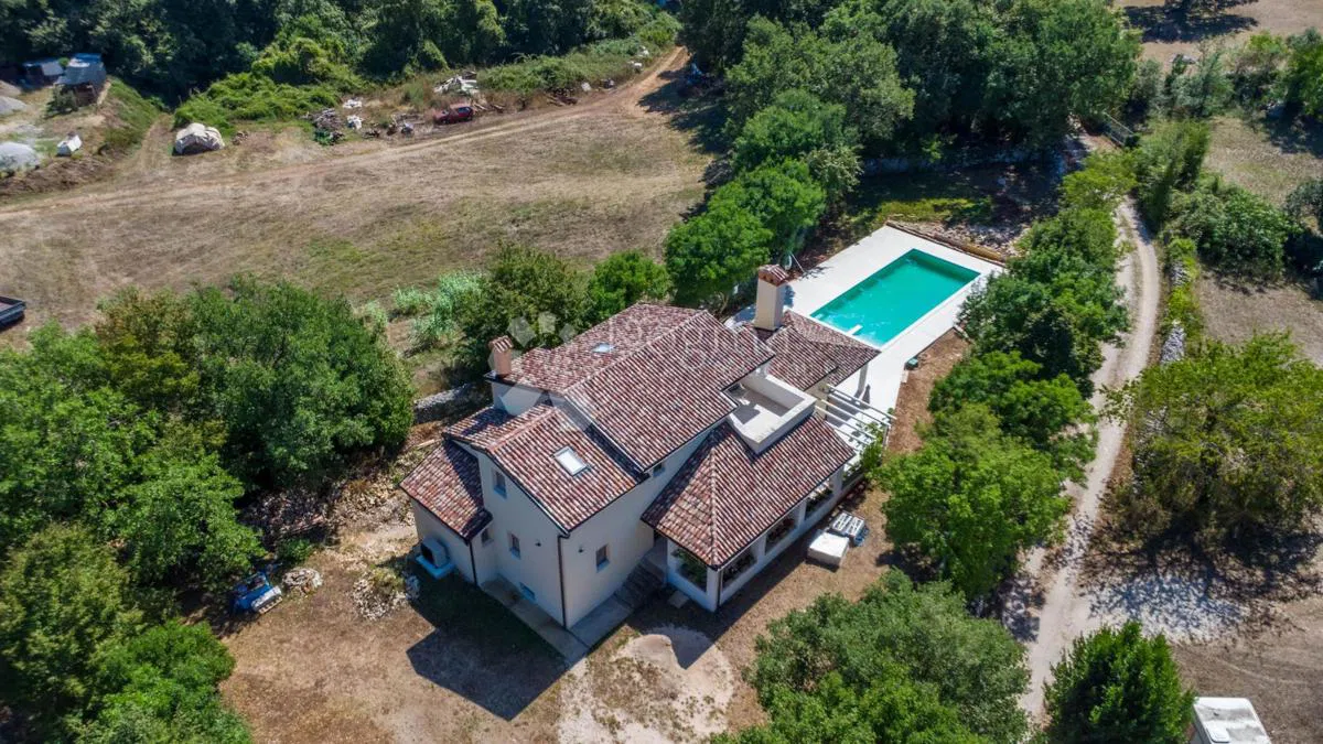 NEKRETNINA VRIJEDNA PAŽNJE!!!PRILIKA!!! KUĆA SA BAZENOM NA VELIKOJ OKUĆNICI