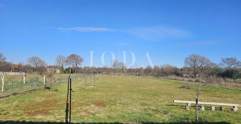 Atraktivno građevinsko zemljište 4.200m2 sa kućom,LOBORIKA