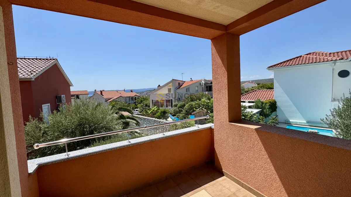 Grad Krk – dvoetažni stan s tri spavaće sobe i pogledom na more
