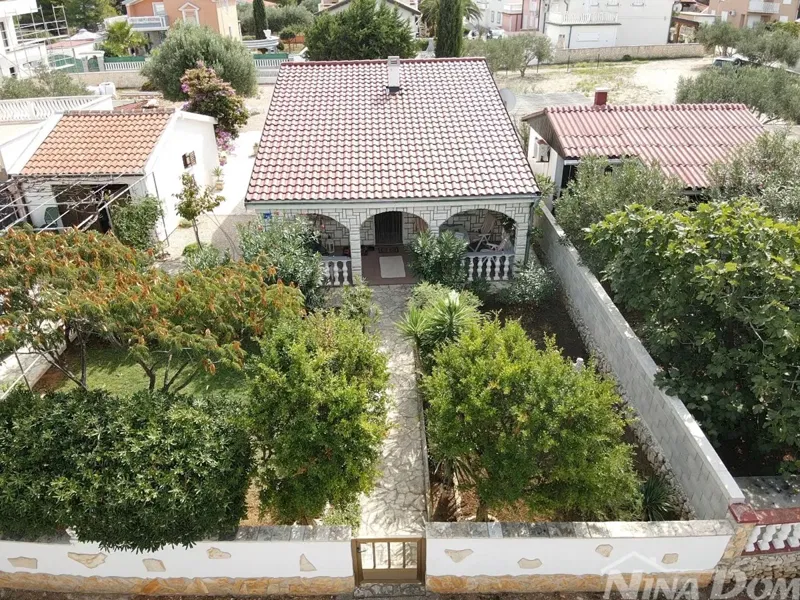 Samostojeća prizemnica s velikom okućnicom Vir