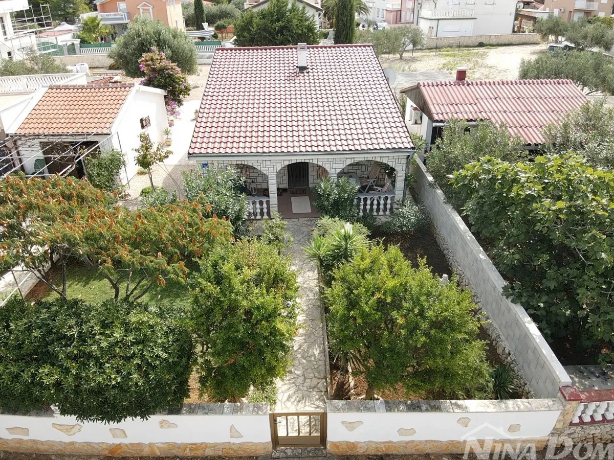 Samostojeća prizemnica s velikom okućnicom Vir