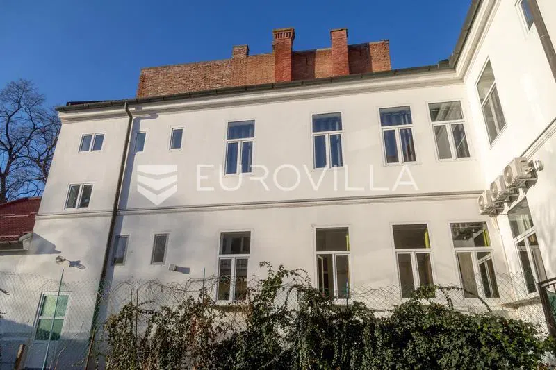 Osijek, Gornji grad, Centar, dvoetažni trosoban stan u renoviranoj starogradnji, prizemlje