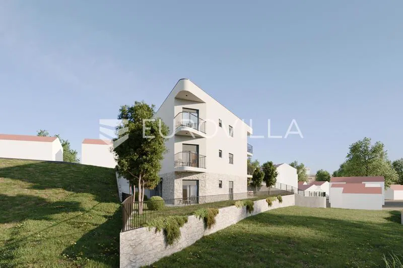 Podstrana, novogradnja, trosobni stan s dva balkona i dva parkirna mjesta površine 86 m²