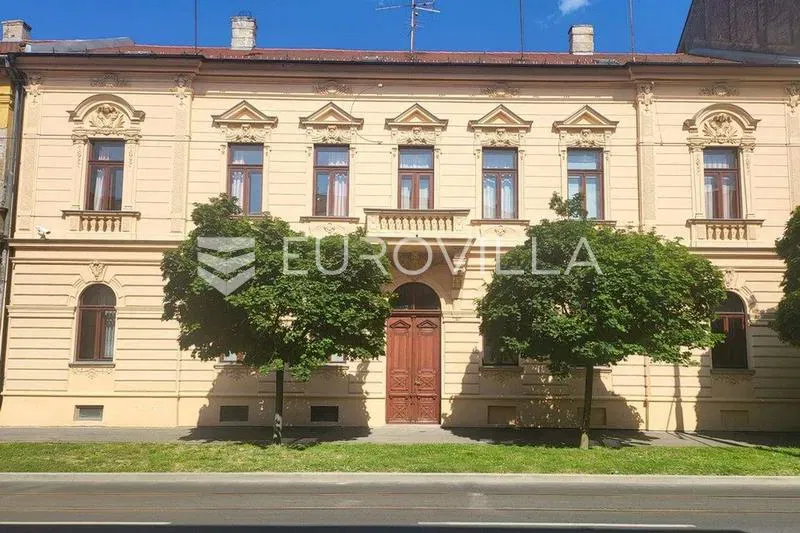 Osijek, Centar, trosoban stan u renoviranoj starogradnji, prizemlje 80 m²