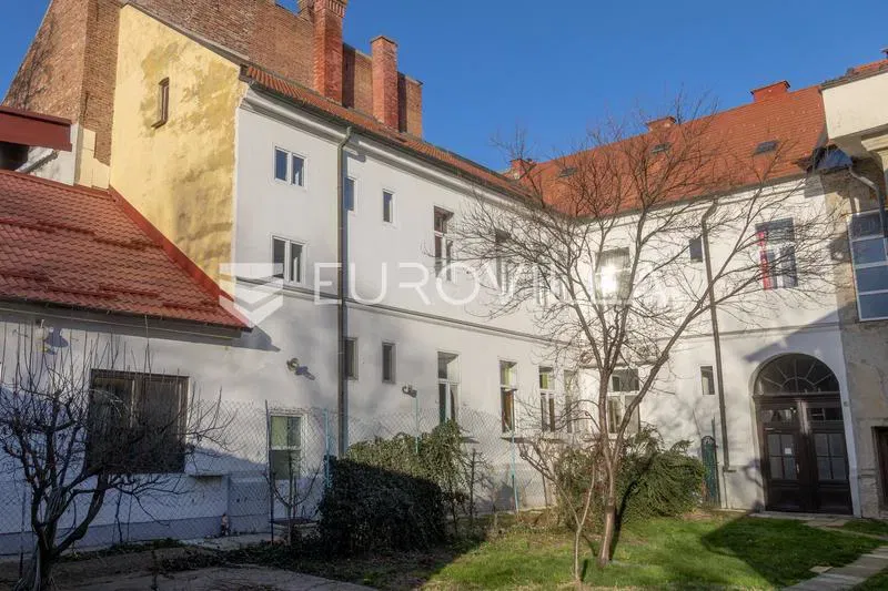 Osijek, Gornji grad, Centar, trosoban stan u renoviranoj starogradnji, potkrovlje