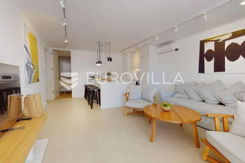 Vis, Komiža, moderno uređen dvosoban apartman na odličnoj lokaciji
