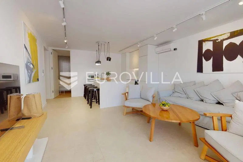 Vis, Komiža, moderno uređen dvosoban apartman na odličnoj lokaciji