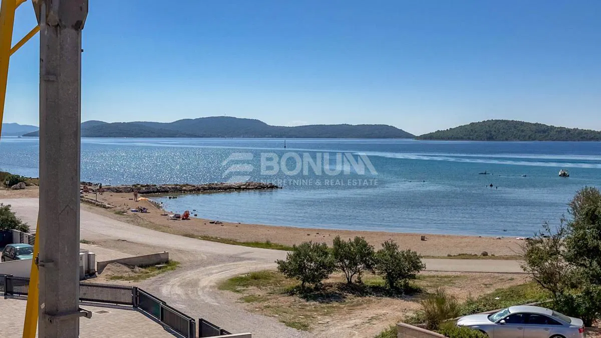 Prostran stan s krovnom terasom, 50 m do plaže, Vodice- Srima