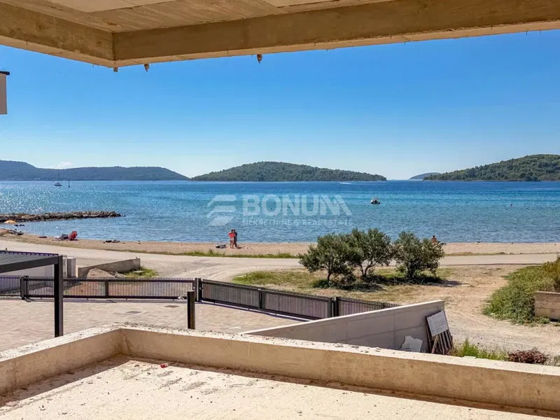 Prostoren apartma s pogledom na vrh, blizu plaže, Vodice-Srima