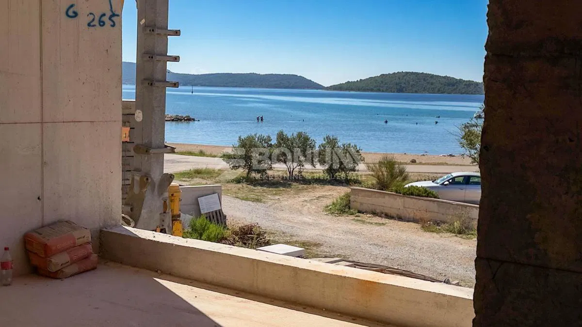 Odličen apartma, prvo nadstropje, prostorna terasa, Srima-Vodice