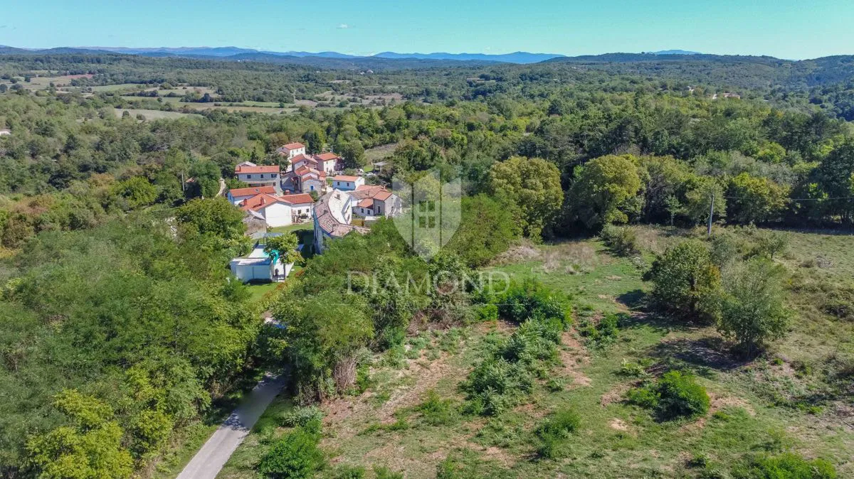 Buje, zemljište s važećom građevinskom dozvolom!