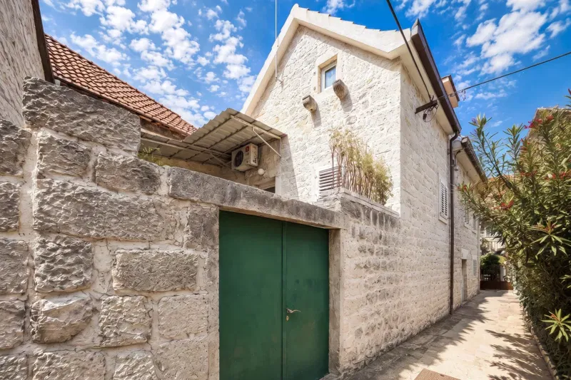 Tradicionalna kamena kuća za renovaciju