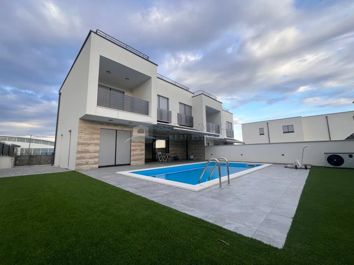 Duplex kuća - Vodice - 3 spavaće - bazen