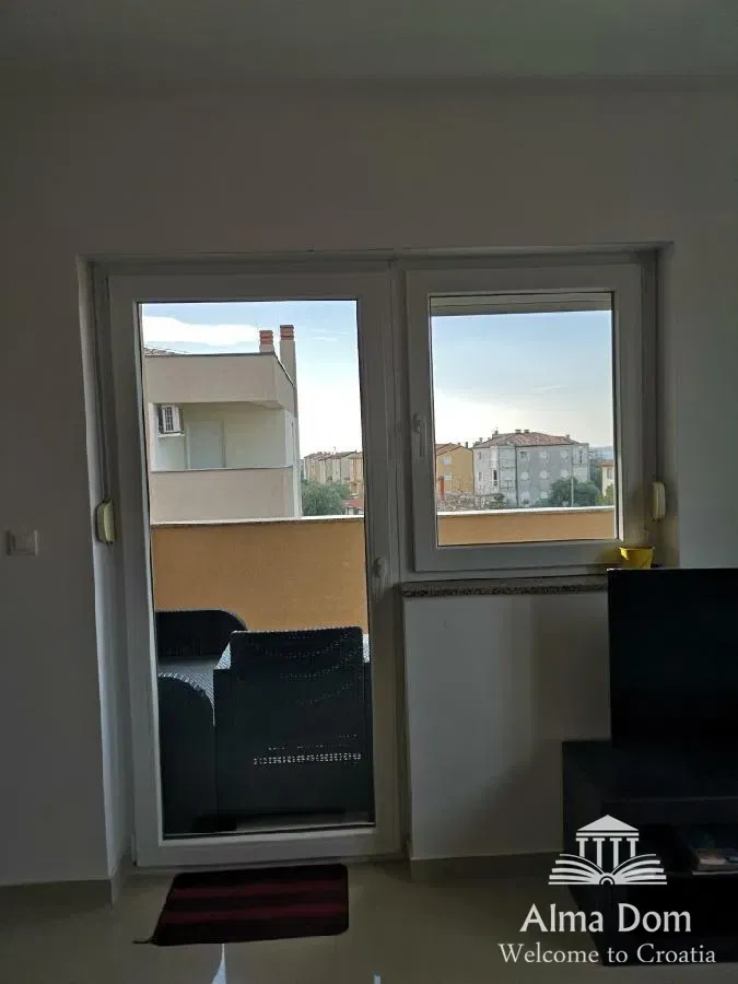 Peroj, kompletno namješten i useljiv.