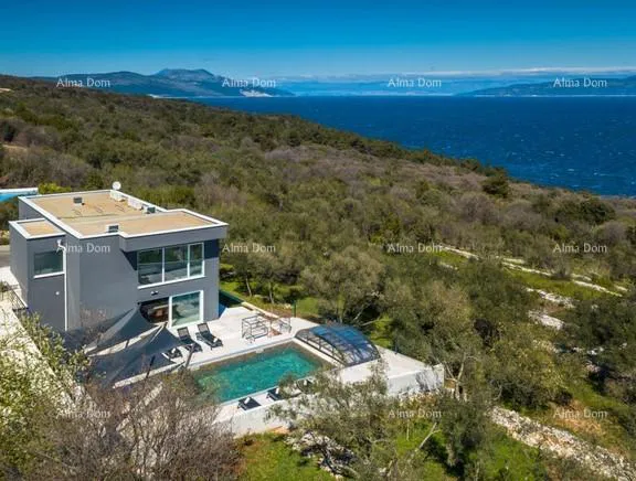 Moderna villa con piscina riscaldata e vista mare