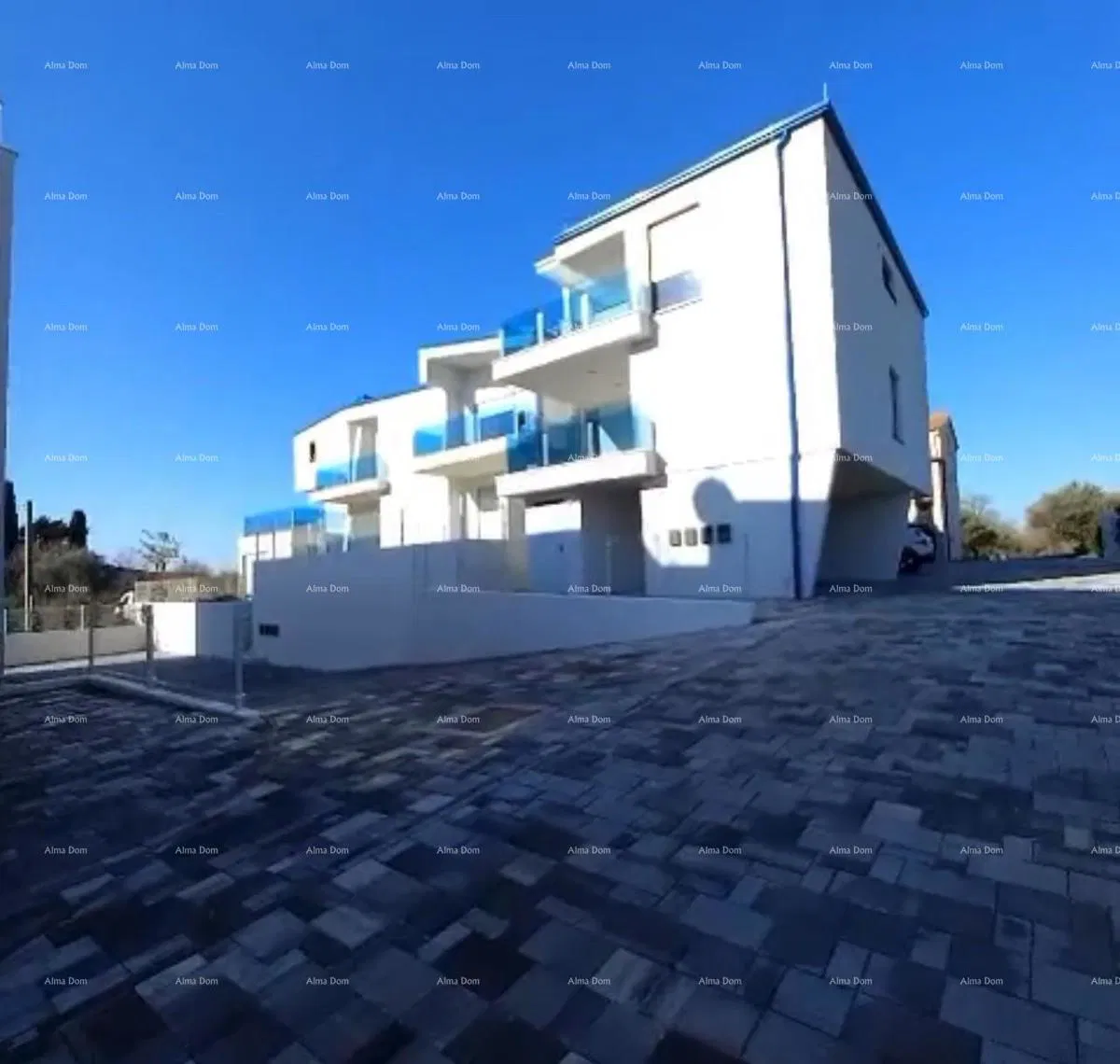 Moderan apartman u bloku E s parkirnim mjestom i spremištem, u blizini Umaga!