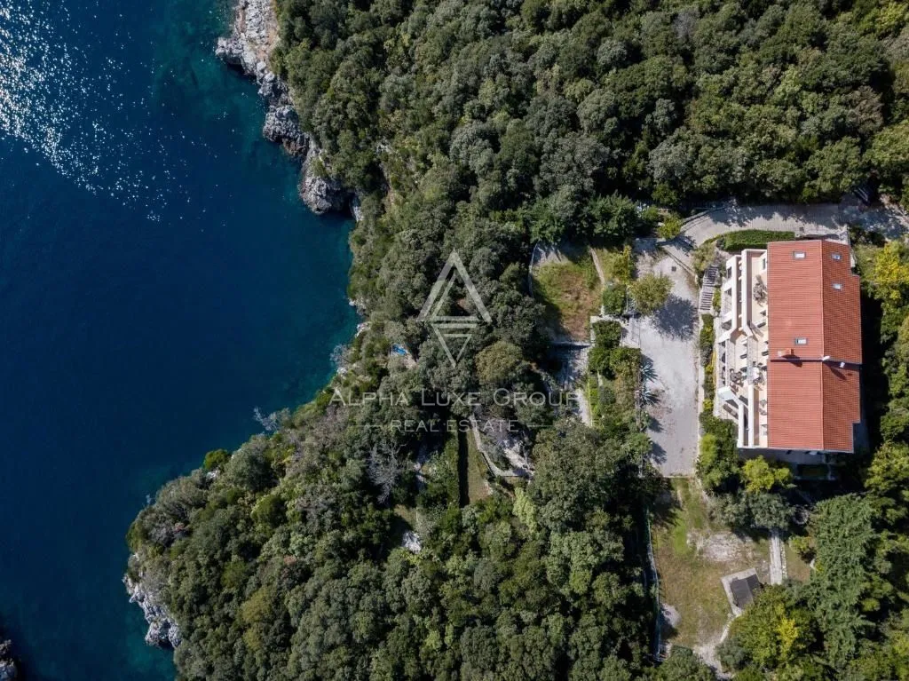 OPATIJA – Atraktivna investicija: Vila u prvom redu do mora s 6 apartmana