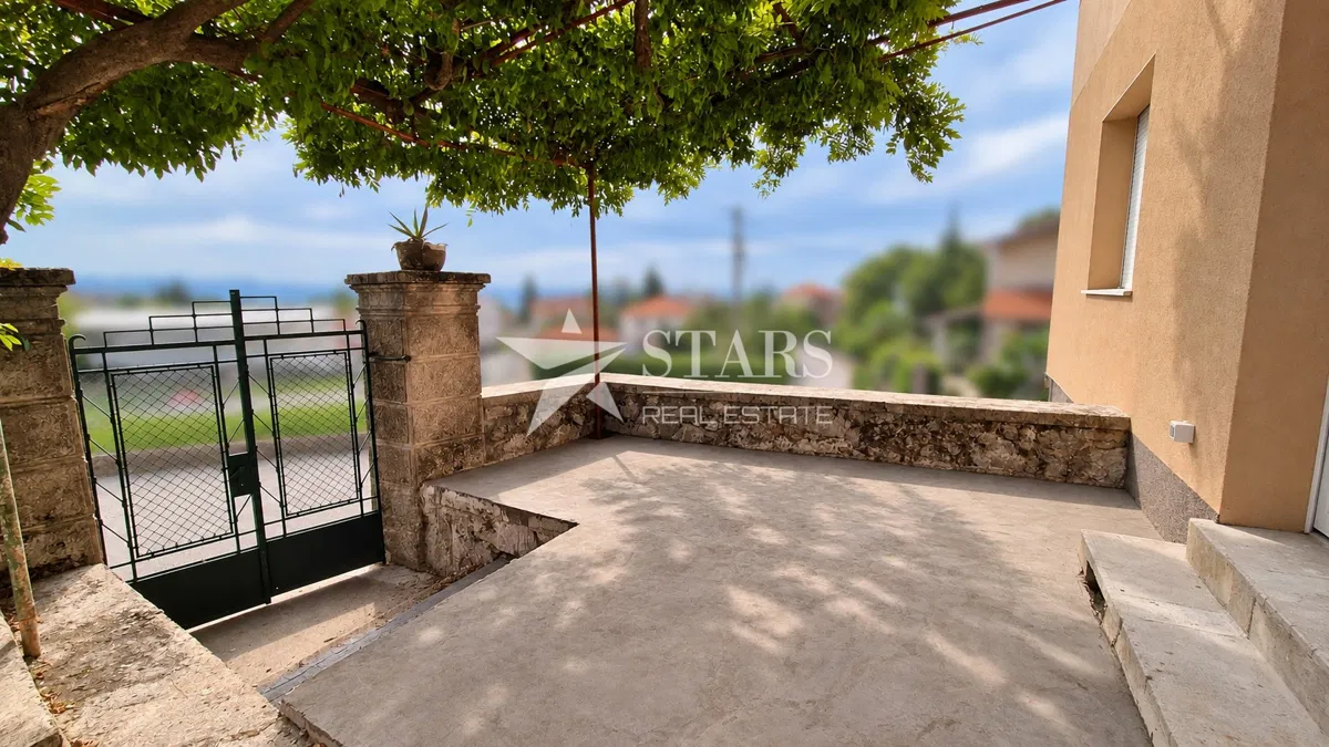 Matulji, centar – adaptiran stan 54 m² s terasom, zasebnim ulazom i parkirnim mjestom