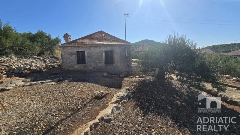 Otok Kaprije: Kuća za renovaciju na prostranom zemljištu, 90m od mora