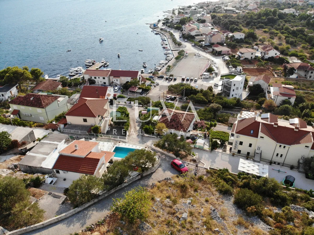 Poljica, Trogir, građ. zemljište 522m2 s pogledom na more na prodaju
