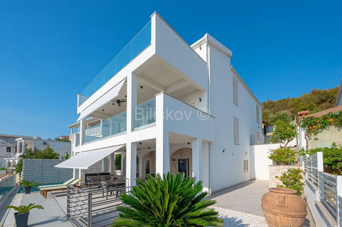 Okrug Donji, lukszuna obiteljska villa 450m2, prodaja