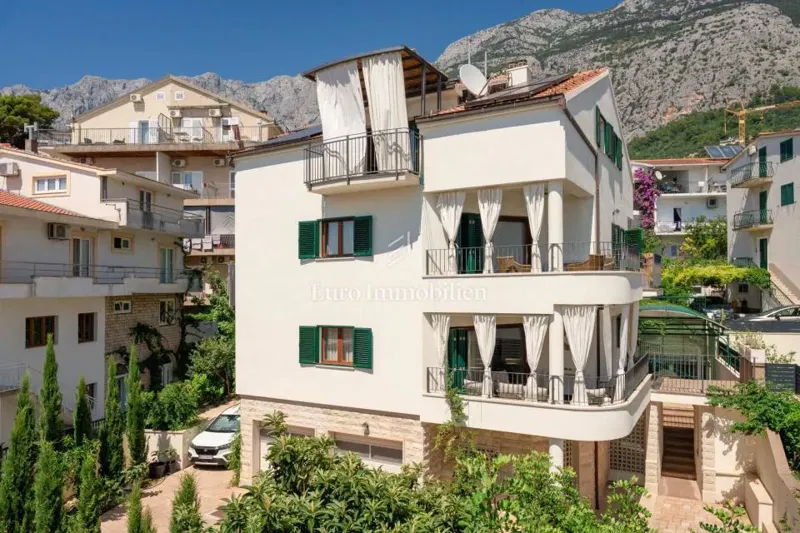 Makarska – prostrana kuća s dva stana blizu mora