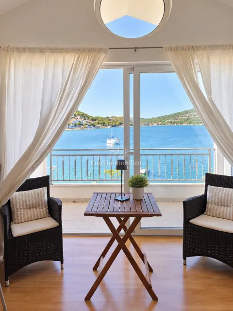 Tisno – Appartamento all’ultimo piano, prima fila sul mare