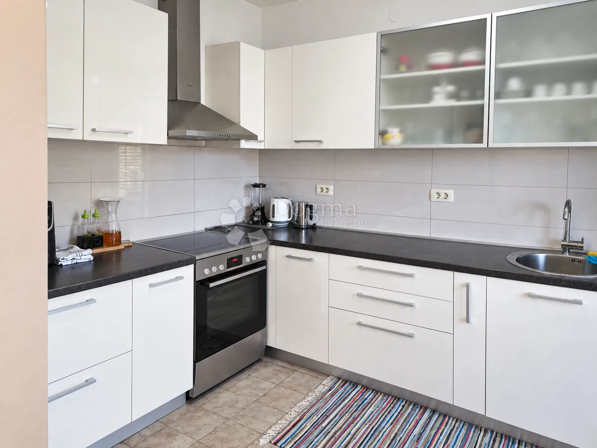 LABIN- stan s tri spavaće sobe, garažom i 500 m² okućnice