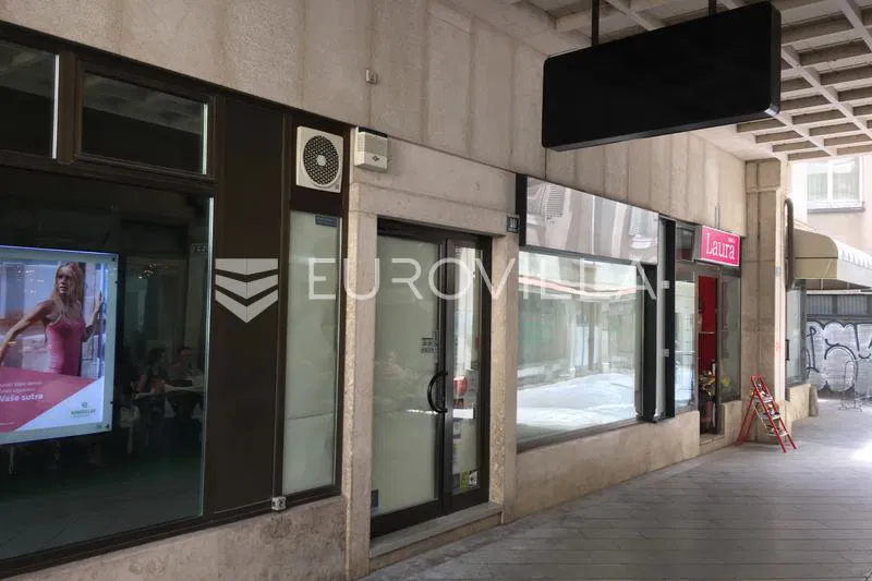 Rijeka, centar odličan poslovni prostor s izlogom, 49 m²
