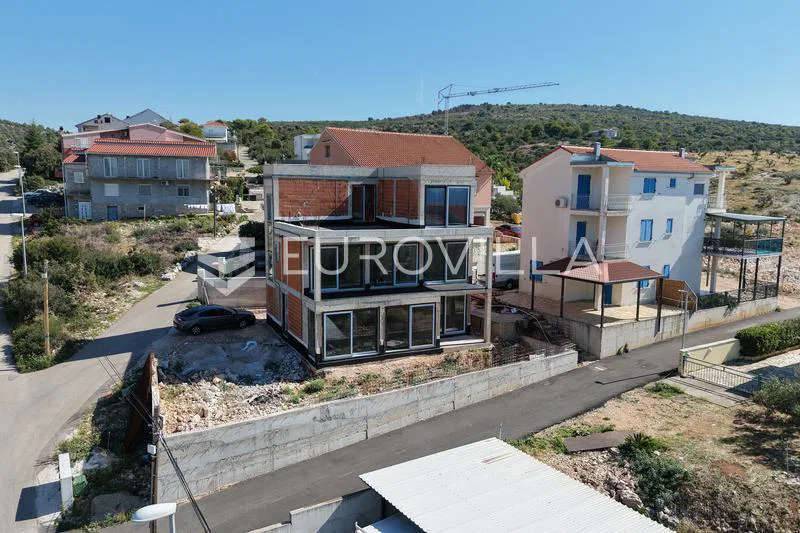 Dolac, NOVOGRADNJA, kuća s bazenom i pogledom na more