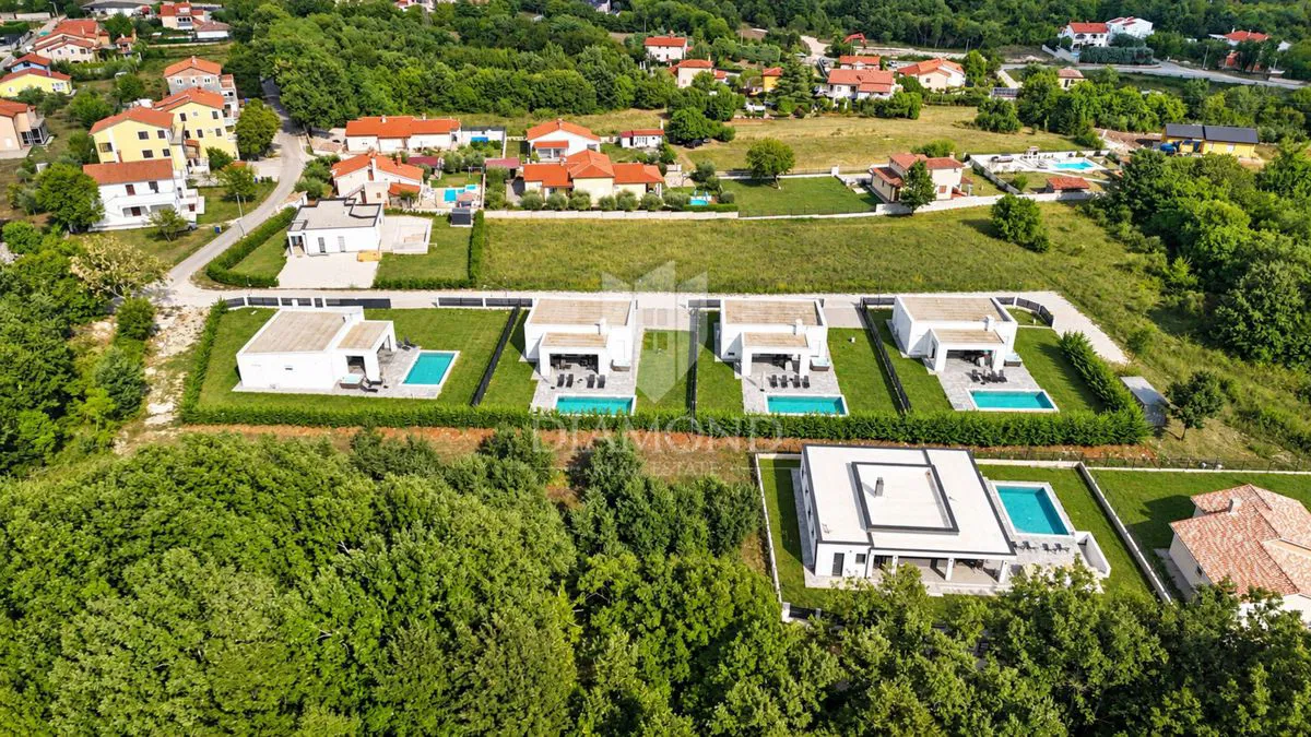 TOP PONUDA- Četiri kuće sa bazenima