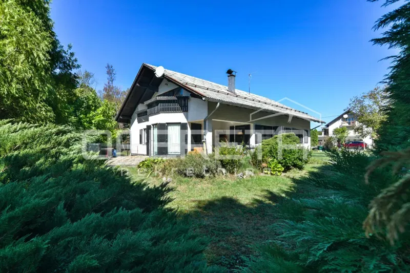 PRODAJA, KUĆA S GARAŽOM I BAZENOM, DREŽNIK PODOKIĆKI, NKP 157m2, parcela 1620m2
