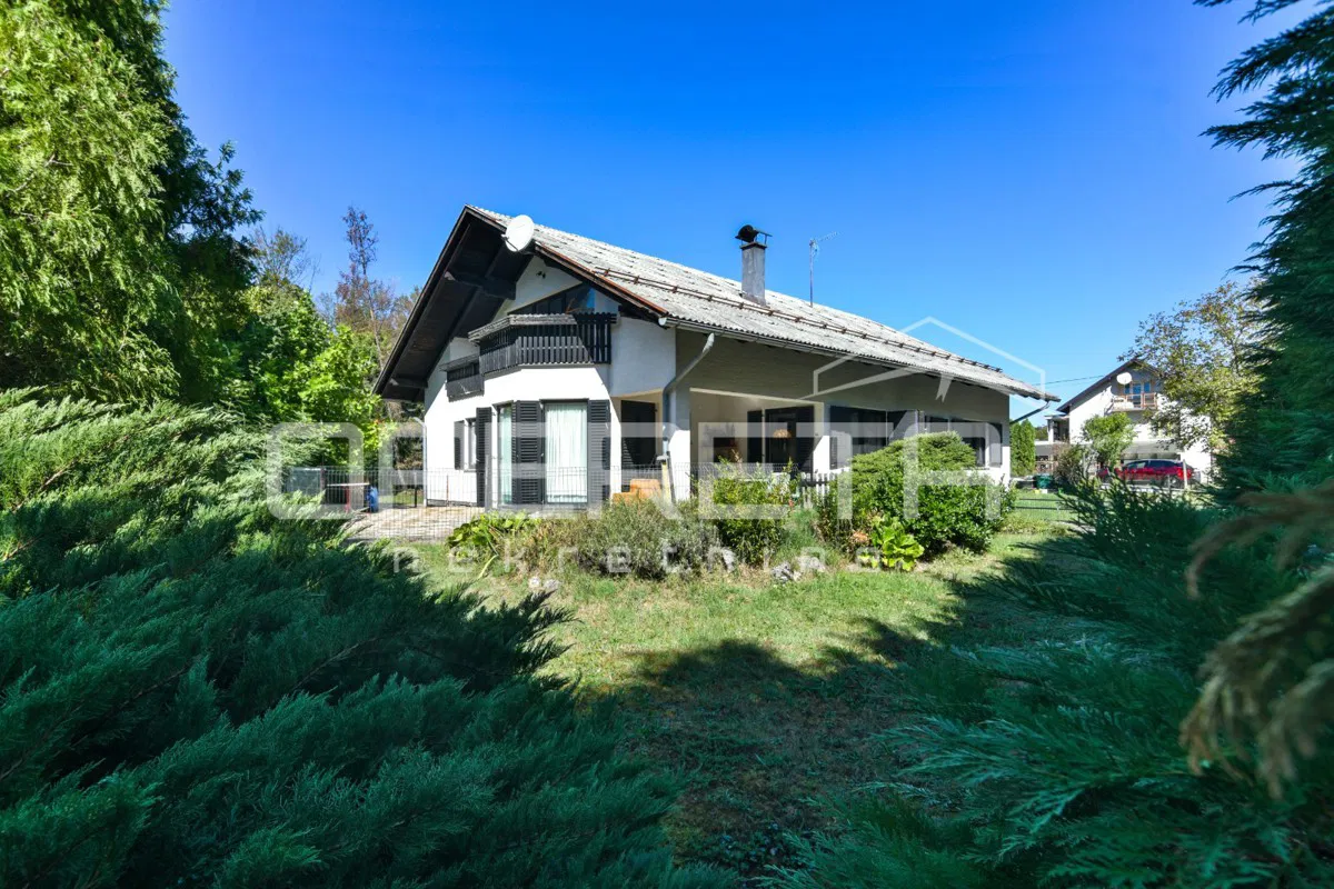 PRODAJA, KUĆA S GARAŽOM I BAZENOM, DREŽNIK PODOKIĆKI, NKP 157m2, parcela 1620m2